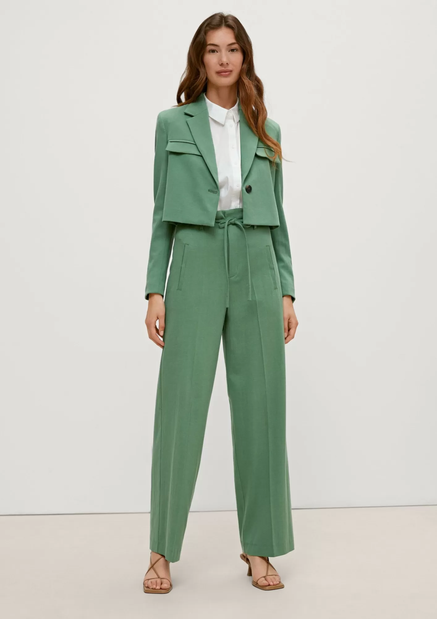 Hot Comma Crop-Blazer Mit Angedeuteten Pattentaschen