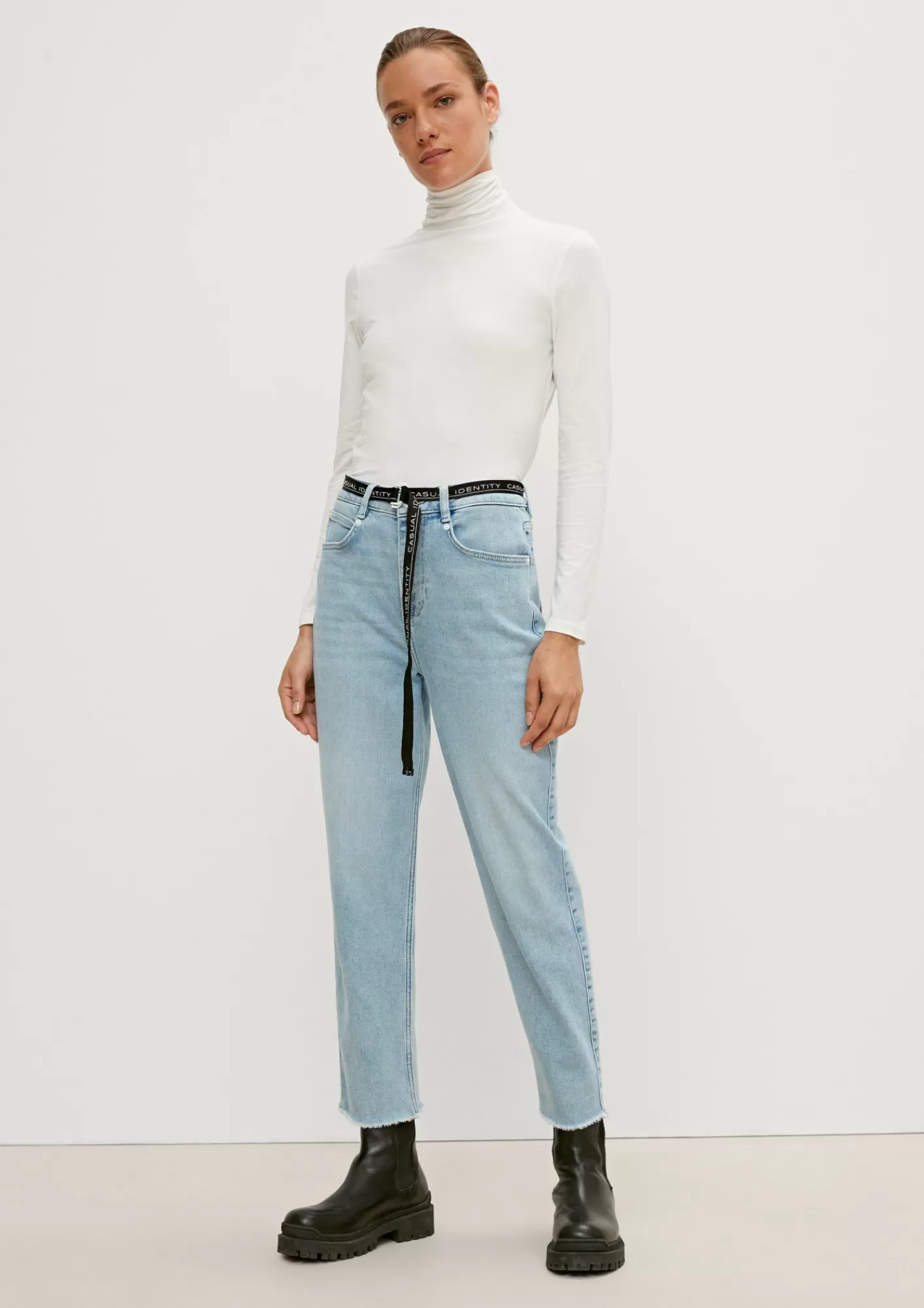 Hot Comma Regular: Mom-Jeans Mit Gurtel