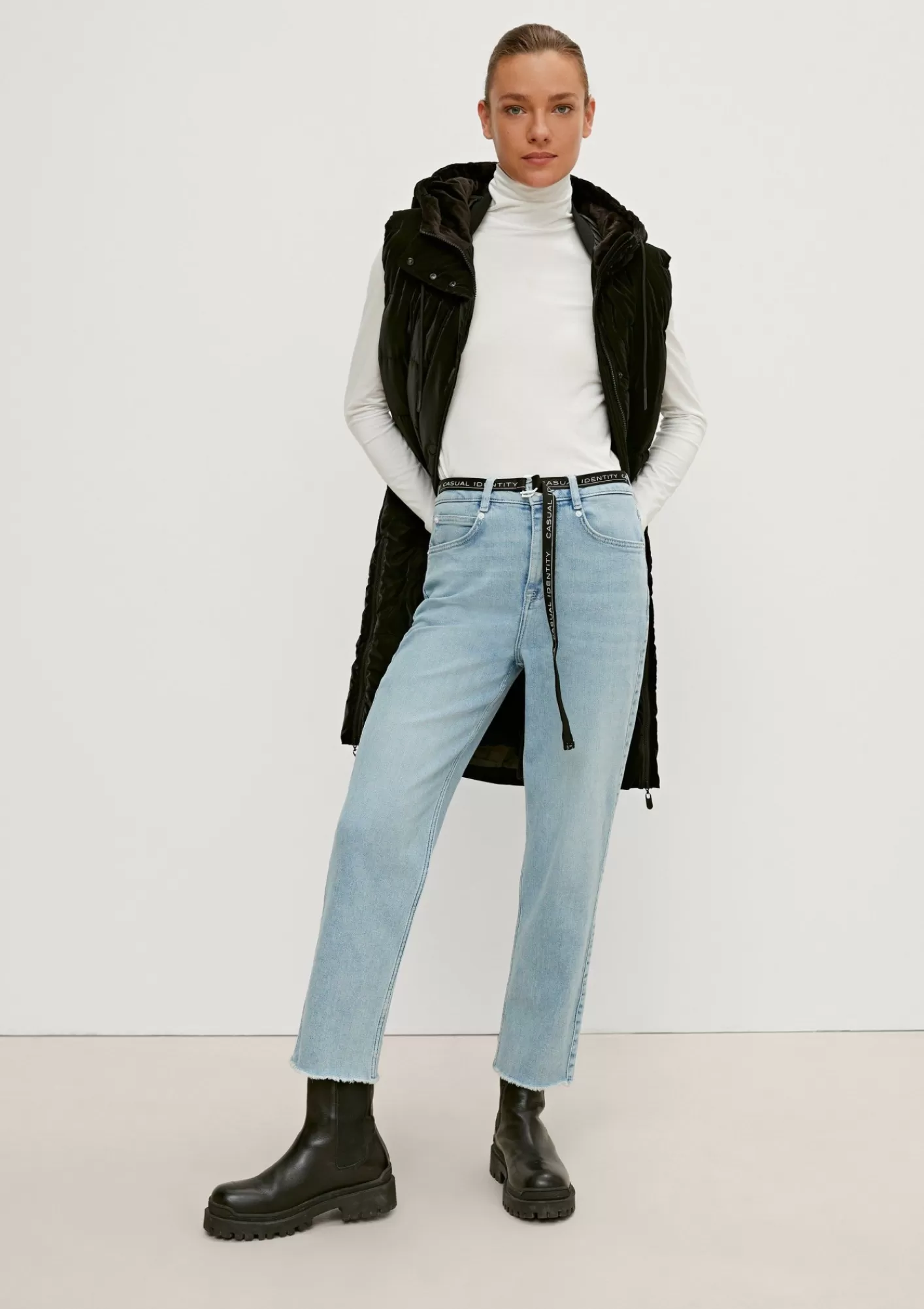 Hot Comma Regular: Mom-Jeans Mit Gurtel
