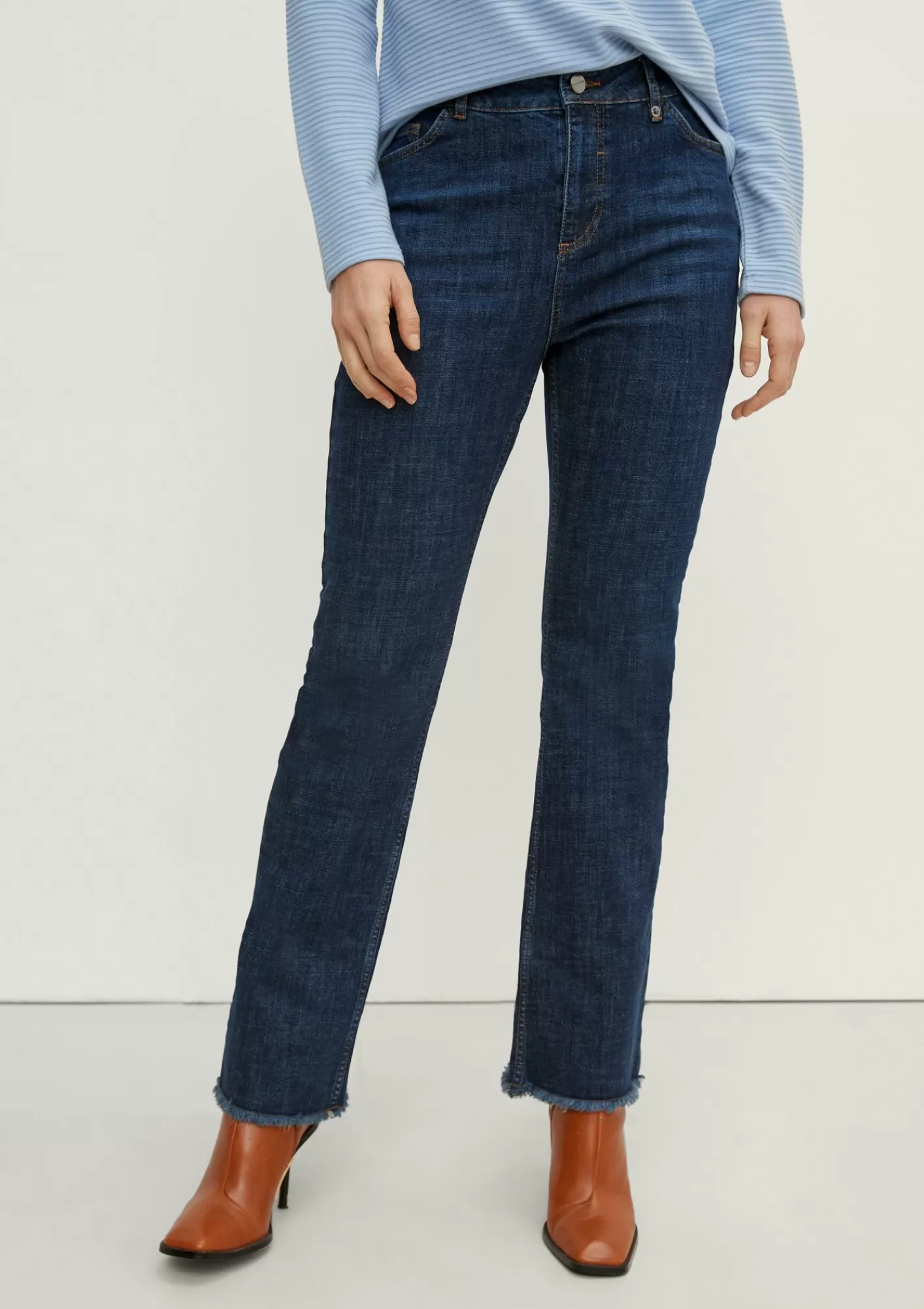 Hot Comma Slim: Flared Crop Leg-Jeans
