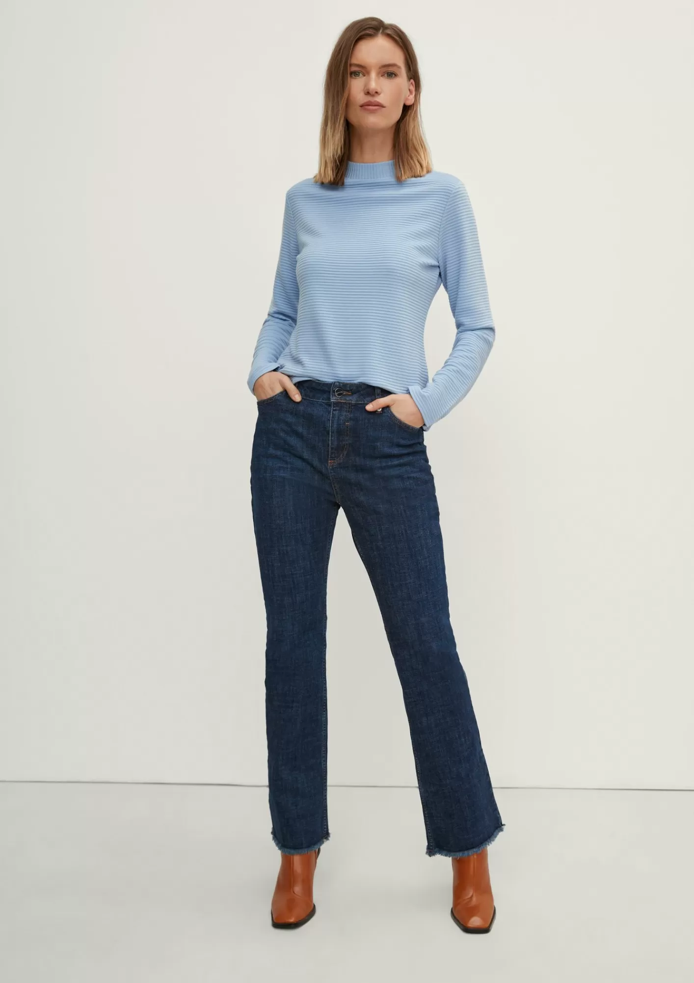Hot Comma Slim: Flared Crop Leg-Jeans