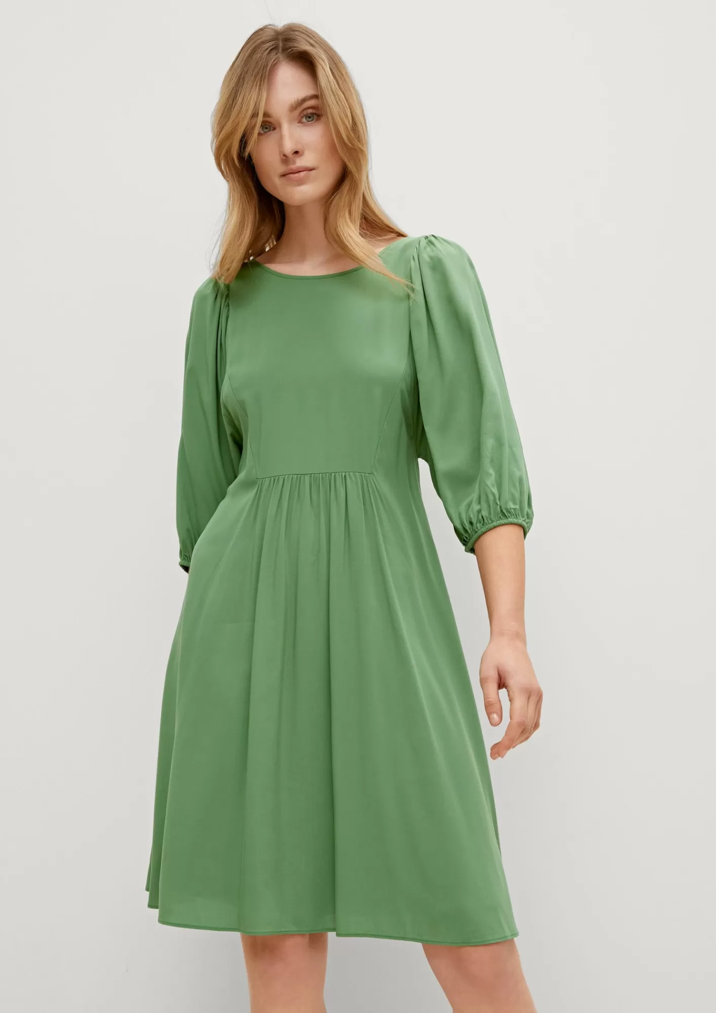 New Comma Viskosekleid Mit Balloonarmel
